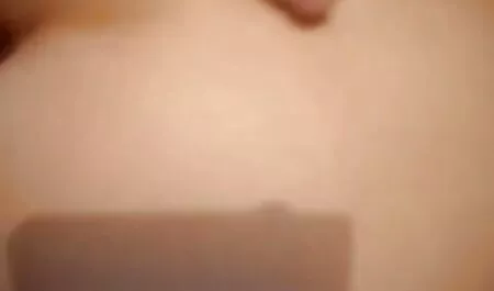 یک مرد در آشپزخانه دو روسپیان مورد علاقه وجود پورن تلگرام دارد.