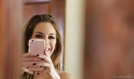 یک دختر جوان بمکد را کانال تلگرام porn cocks در رختخواب برای یک پسر.